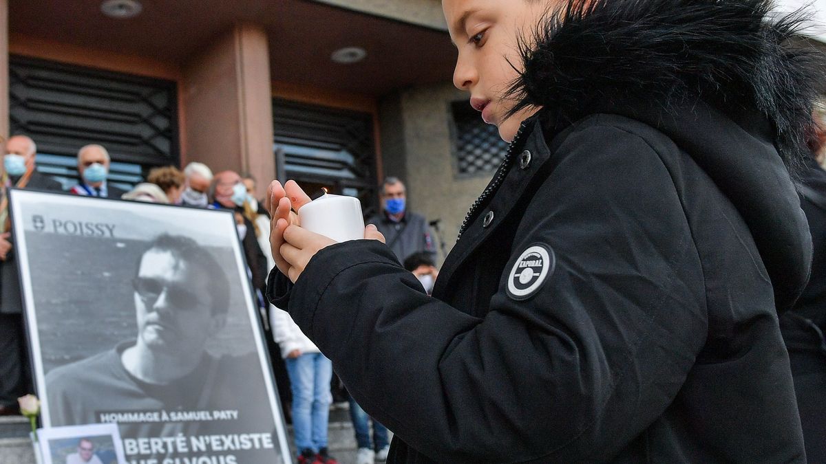 Paříž po islamistickém útoku: Máme strach, není možné někoho takhle zavraždit